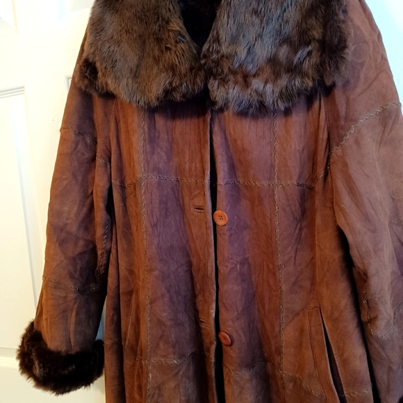 Elegant Brown Leather Jacket with Fur Trim - Picture 2 of 10